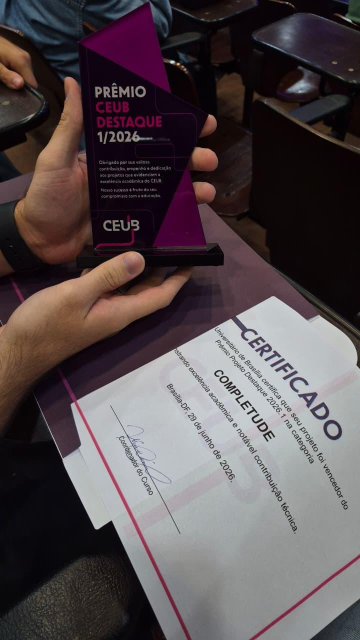 Recebendo o prêmio de Projeto Destaque do Ceub, categoria Completude.